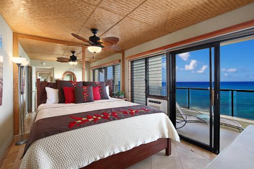 een slaapkamer met een bed en uitzicht op de oceaan bij Poipu Shores B202 in Koloa