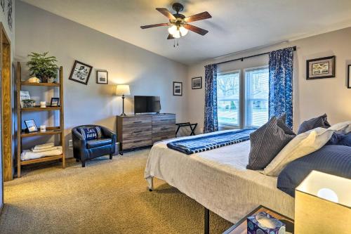 una camera con letto, ventilatore e finestra di Indian Lake Vacation Rental 1 Mi to Beach! a Russells Point