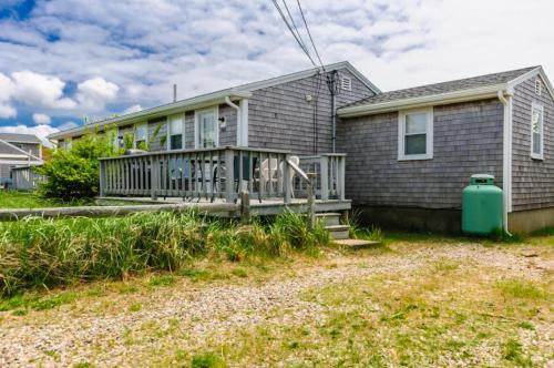 Sagamore Beachにある300 Phillips Road Sagamore Beach - Cape Codのポーチ付家