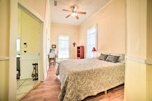 una camera con letto e ventilatore a soffitto di Cozy Thomasville Cottage - Walk to Downtown! a Thomasville