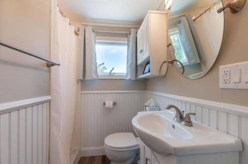 La salle de bains est pourvue d'un lavabo, de toilettes et d'un miroir. dans l'établissement 174 #5 North Shore Boulevard East Sandwich - Quarterboard #5, à East Sandwich