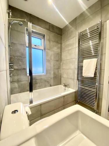 Et badeværelse på Private Northumberland Apartment - FREE PARKING