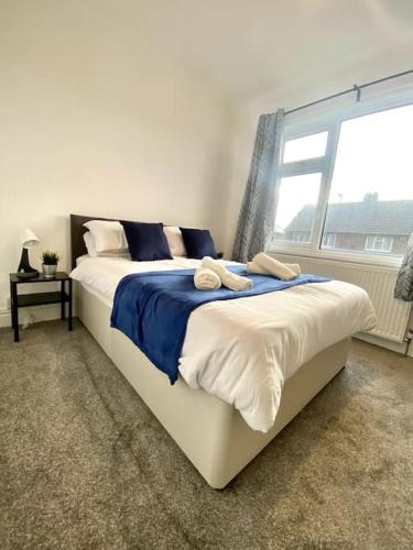 En eller flere senge i et værelse på Private Northumberland Apartment - FREE PARKING