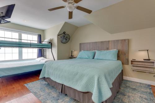 Un dormitorio con dos camas y un ventilador de techo. en Orange Beach Family Duplex with Deck Less Than 1 Mi to Shore, en Orange Beach
