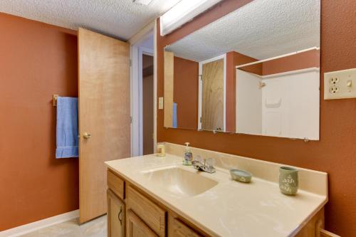 La salle de bains est pourvue d'un lavabo et d'un miroir. dans l'établissement Mountain-View Maggie Valley House with Spacious Deck, à Maggie Valley