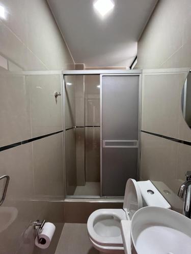 La salle de bains est pourvue d'une douche, de toilettes et d'un lavabo. dans l'établissement Makai - Nayarak Paracas, à Paracas