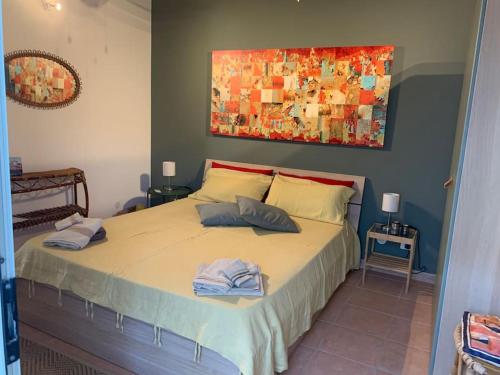 ein Schlafzimmer mit einem großen Bett mit Handtüchern darauf in der Unterkunft Holiday Home Sicily Talia che Bed-du in Punta Braccetto