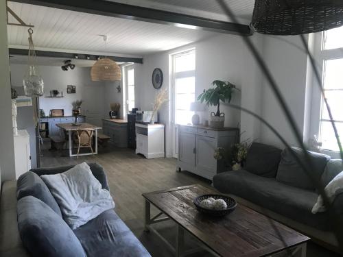 - un salon avec un canapé et une table dans l'établissement Maison jardin 3 ch centre ville Bassin Arcachon, à Audenge