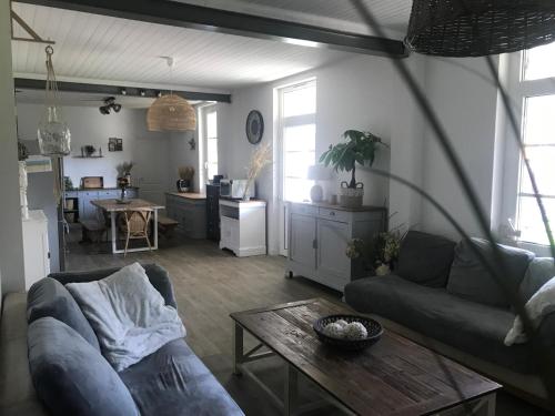 un salon avec un canapé et une table dans l'établissement Maison jardin 3 ch centre ville Bassin Arcachon, à Audenge