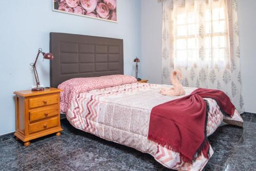 un dormitorio con una cama con un animal de peluche en Lightbooking Luymar con piscina Villa de Mazo, en Mazo