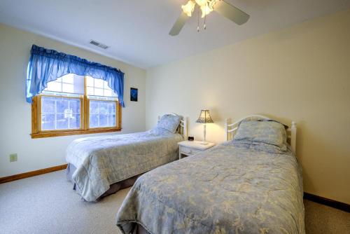 um quarto com 2 camas e uma janela em 48 Hammond Road East Sandwich - Cape Cod em East Sandwich