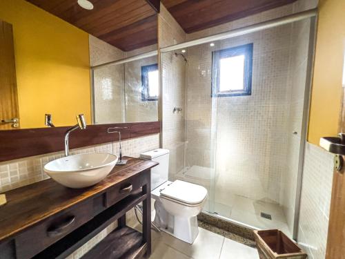 a bathroom with a sink and a toilet and a shower at Hotel Fazenda Filhos do Vento in Cachoeiras de Macacu