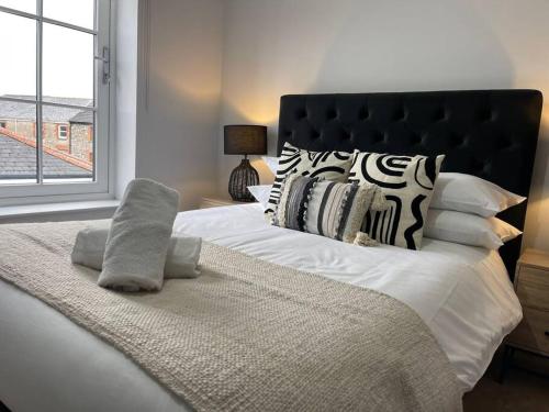 Tempat tidur dalam kamar di Trendy Apartment in Cardiff