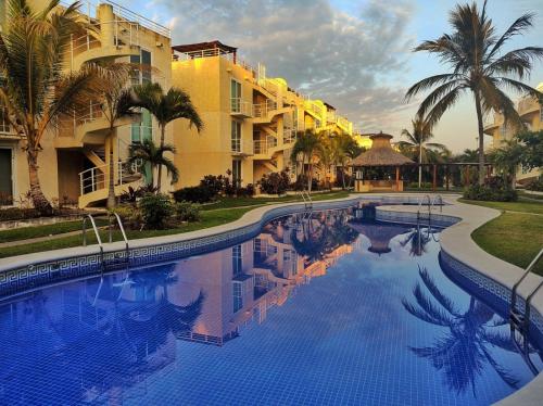 une grande piscine en face d'un bâtiment dans l'établissement depto relajante Diamante, à Acapulco