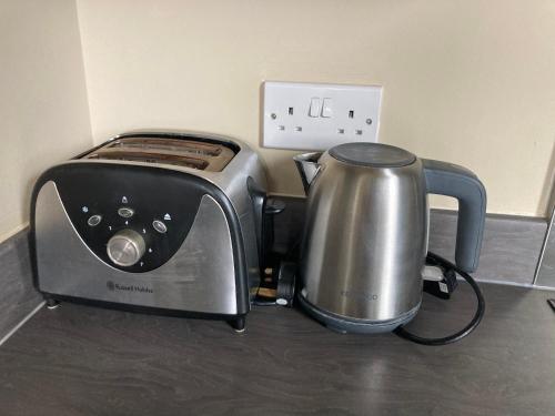 a toaster and a tea kettle on a counter at Canal View 1 Bed Apartment in Zone 1 in London