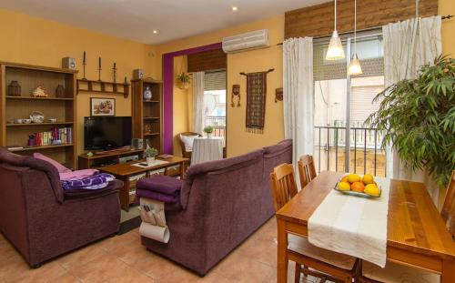 sala de estar con 2 sillas de color púrpura y mesa en Arrabal de San Benito II, en Murcia