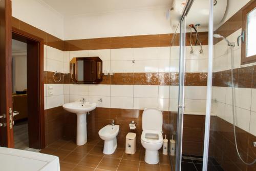 Ένα μπάνιο στο The Luxe Apartments