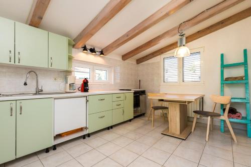 Apartments and rooms with parking space Mali Losinj (Losinj) - 2495