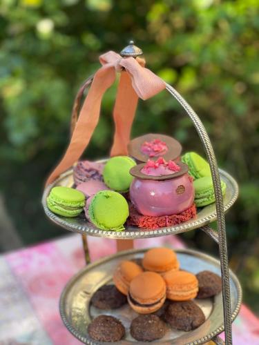 een drielaags bord met gebak en koekjes op een tafel bij Castiglione 27 Luxury Suite in Bologna