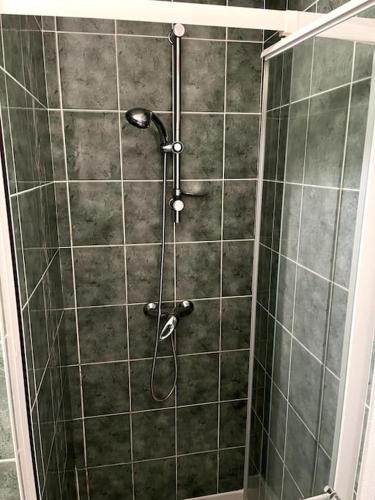 une douche avec un tuyau dans une salle de bain dans l'établissement Le petit bonhomme de neige, à Gérardmer