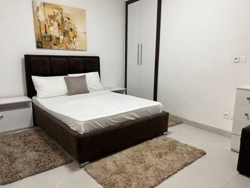 Cama ou camas em um quarto em Superb Urban Oasis in Almadies