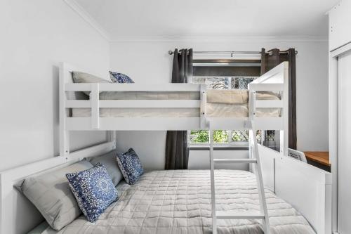 een slaapkamer met 2 stapelbedden en een bed bij Pearl On Beech 125 Beech Street in Evans Head