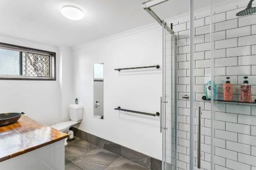 een badkamer met een douche en een toilet bij Pearl On Beech 125 Beech Street in Evans Head
