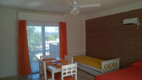 Ένα ή περισσότερα κρεβάτια σε δωμάτιο στο Monoambiente Mina Clavero