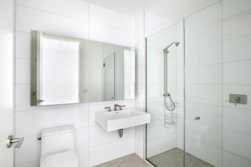 Ένα μπάνιο στο Clinton Hill 2br w gym pool wd nr Barclays NYC-1027