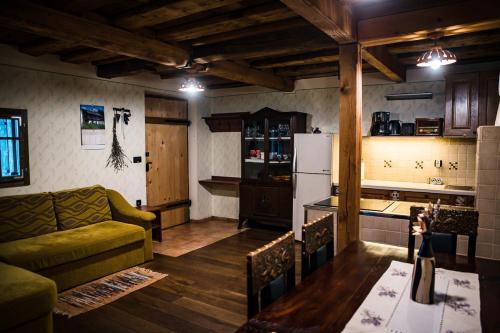 Il comprend un salon avec un canapé et une cuisine. dans l'établissement Holiday home in Srednje Grcevje - Kranjska Krain 26095, à Srednje Grčevje