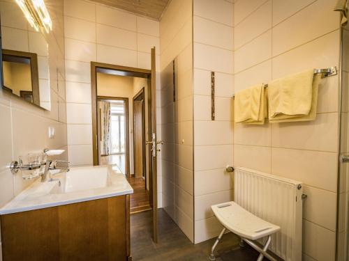 y baño con lavabo y aseo. en Haus Alpenruhe en Bad Reichenhall