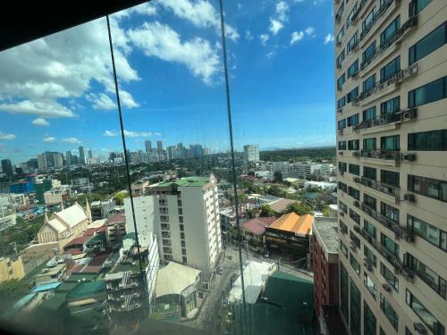 - une vue sur la ville depuis un bâtiment dans l'établissement The Luxurious byTERBAIK, à Manille