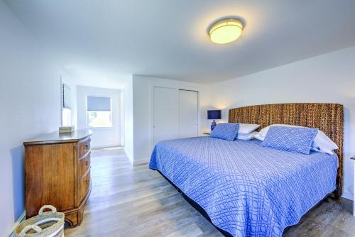 1 dormitorio con cama y tocador de madera en 16 Freeman Avenue Sandwich - - Changes in Latitude, en Sandwich