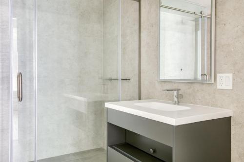 Ένα μπάνιο στο Downtown 1BR w Pool Gym WD nr Staples Center LAX-542