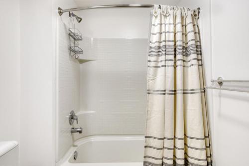 Ballard 2br w shops BBQ lounge near Zipcar SEA-467_3