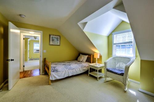 1 dormitorio en el ático con cama y ventana en 12 Roberts Way East Sandwich Cape Cod - Salty Dog, en East Sandwich