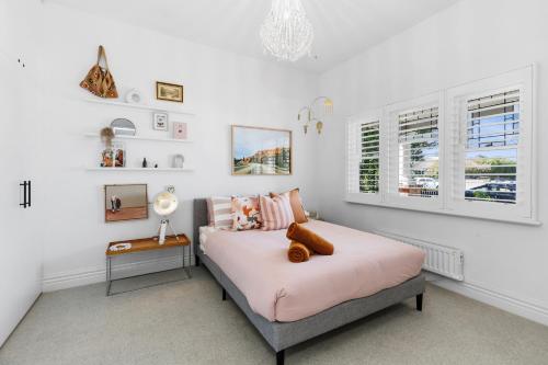 a bedroom with a bed with a teddy bear on it at Bellarine cottage- Central Geelong, parking, 2 bedroom, 2 bathroom in Belmont