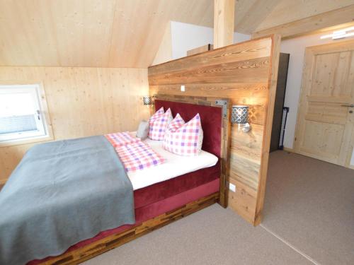 ein Schlafzimmer mit einem Bett mit Kissen darauf in der Unterkunft Lachende Eule in Hohentauern