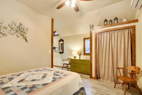 una camera con letto, tavolo e sedie di Lakehills Cabin with Fire Pit, Near Medina Lake! a Lakehills