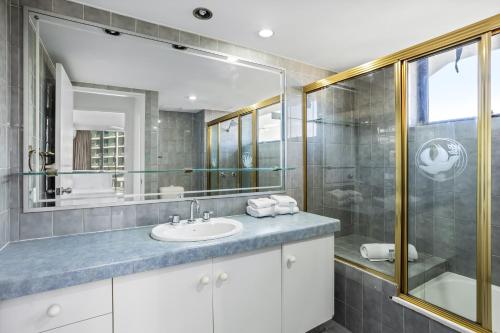 y baño con lavabo y ducha. en Genesis Apartments by Gold Coast Premium, en Gold Coast