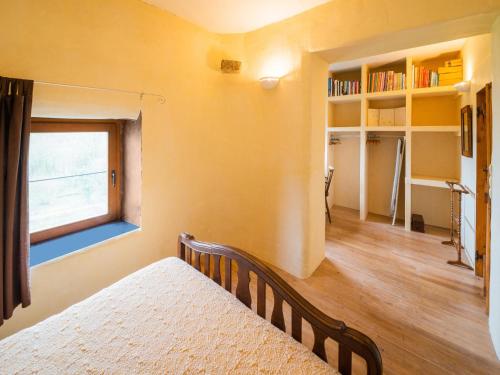 1 dormitorio con cama y ventana en Beautiful holiday home in Tinlot with garden, en Tinlot