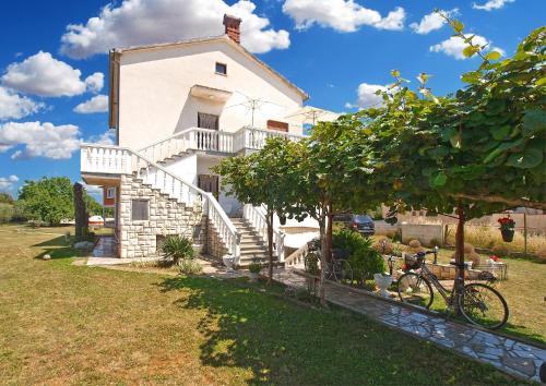 Apartments with parking space Fazana - 20637