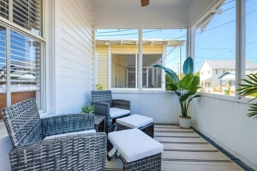 a porch with wicker chairs and a table at Ybor Azul Den in Tampa