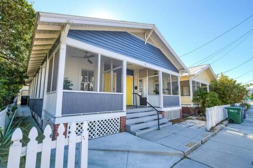 タンパにあるYbor Azul Denの白い柵の家
