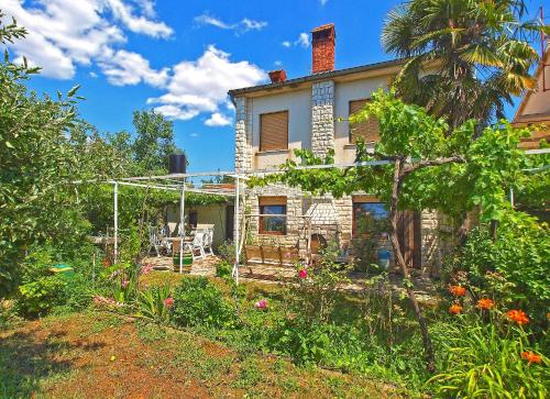 Apartments with parking space Valbandon, Fazana - 20770