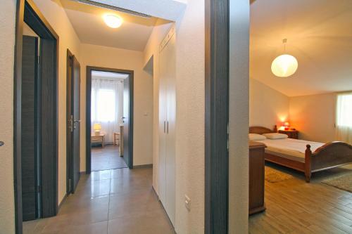 Apartments with parking space Pula - 20794