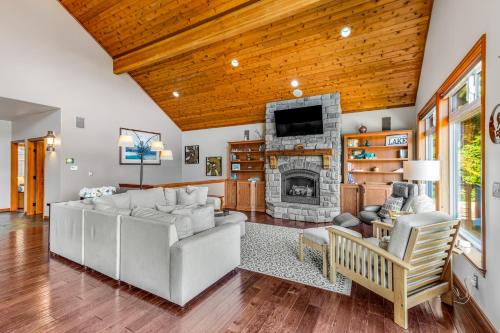 TV a/nebo společenská místnost v ubytování Cain Lake Lodge