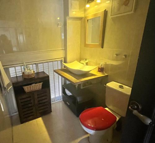 Łazienka z umywalką i toaletą z czerwonym stołkiem w obiekcie Madrid Loft duplex w Madrycie
