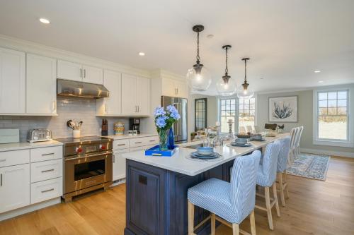 557 Route 28, Unit 201, Harwich Port Cape Cod - - TJs Tideにあるキッチンまたは簡易キッチン