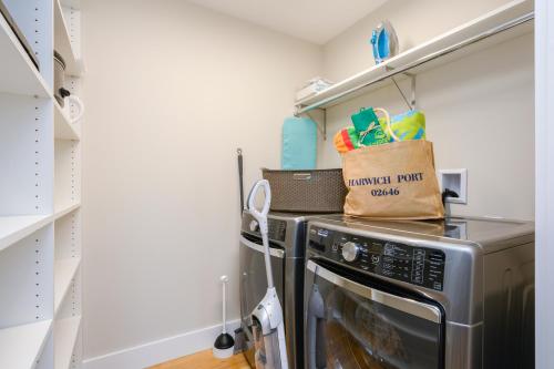 557 Route 28, Unit 201, Harwich Port Cape Cod - - TJs Tideにあるキッチンまたは簡易キッチン